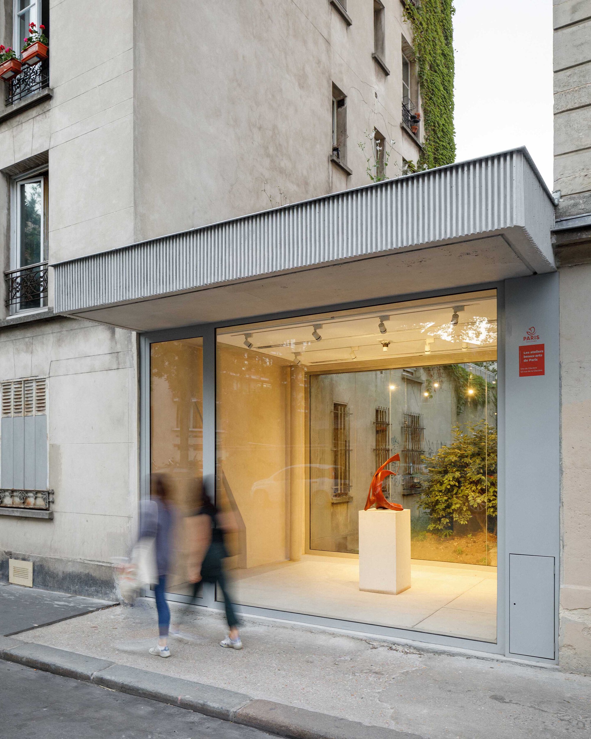 Atelier des Beaux-Arts Glacière Exhibition Showcase / Bien Urbain – atelier d’architecture -19