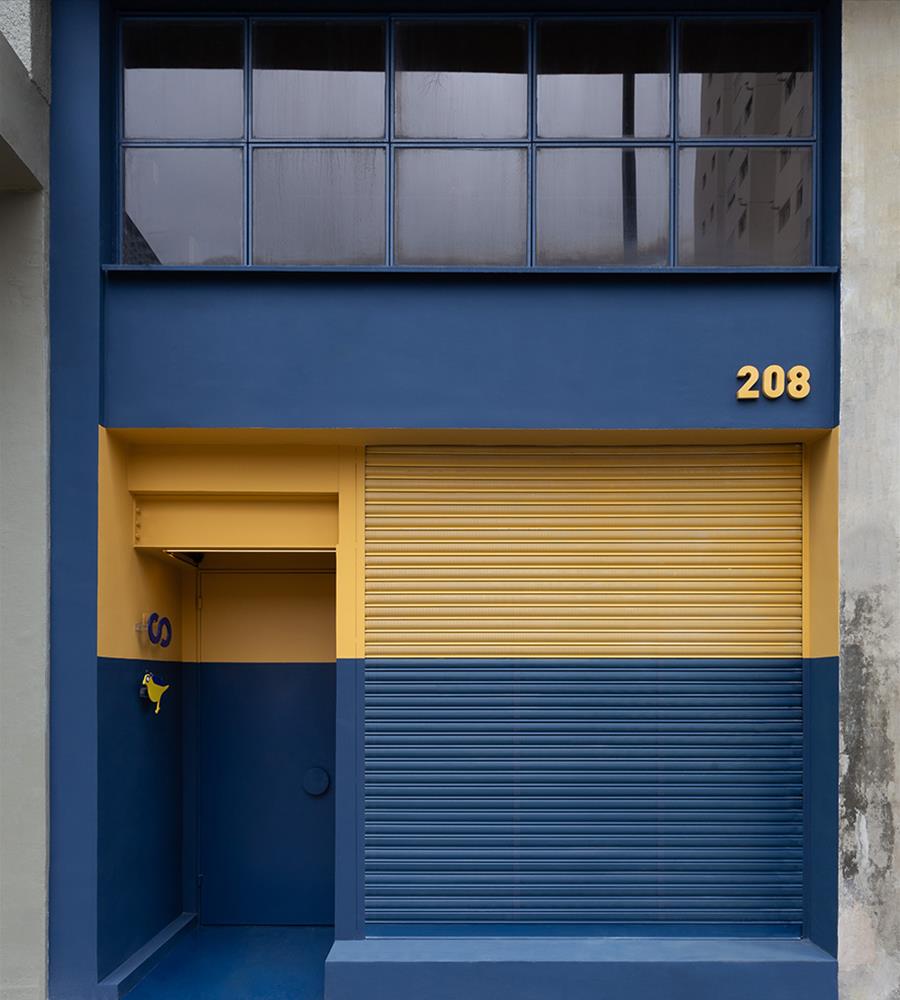 巴西 Pinheiros 办公空间设计 · 钢铁丛林中的绿色鸟巢-1