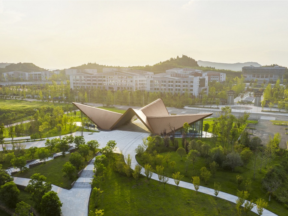 阆中赛城游客中心 | 山水间的现代飞翼-18