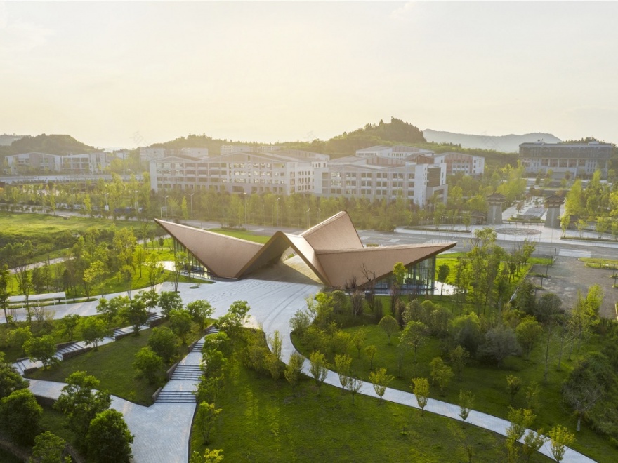 阆中赛城游客中心 | 山水间的现代飞翼-18