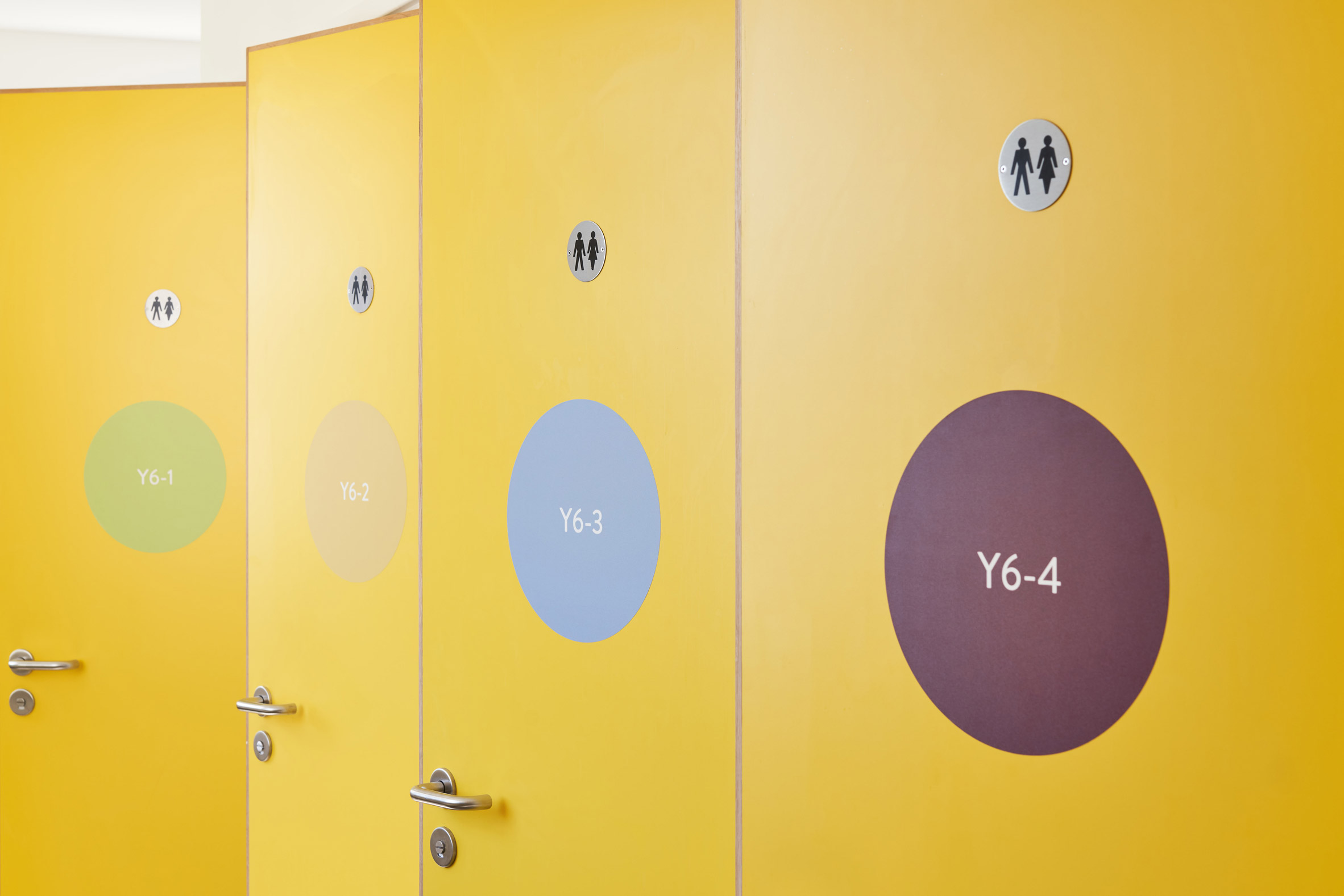 伦敦小学打造社交距离家具，彩色移动屏幕助力防疫-19