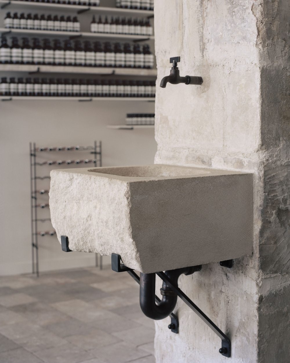 伊索新邦德街店（注：AESOP是品牌伊索，New Bond Street是伦敦著名的新邦德街，这里推测是伊索位于新邦德街的门店，若有更准确语境信息可进一步精准调整） 丨James Plumb-13