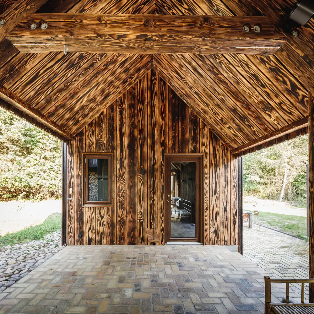 丹麦环保小屋 | 旧木重生，海景尽收眼底-10