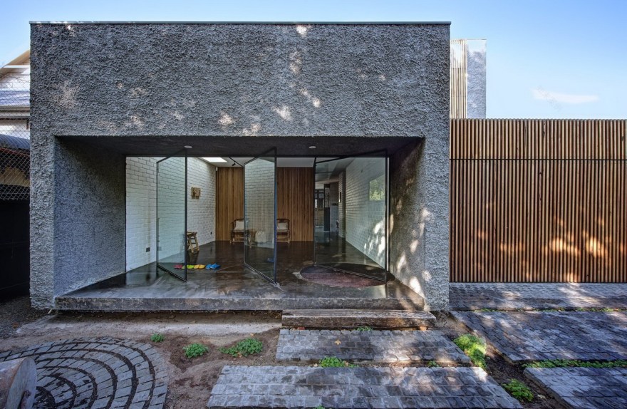 墨尔本市中心黑白相间住宅 | 天然材料与街头艺术完美融合-20