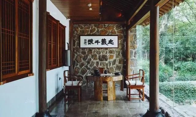 50岁的大叔，将破宅改造成别墅，里面的院子，都是诗意。-43