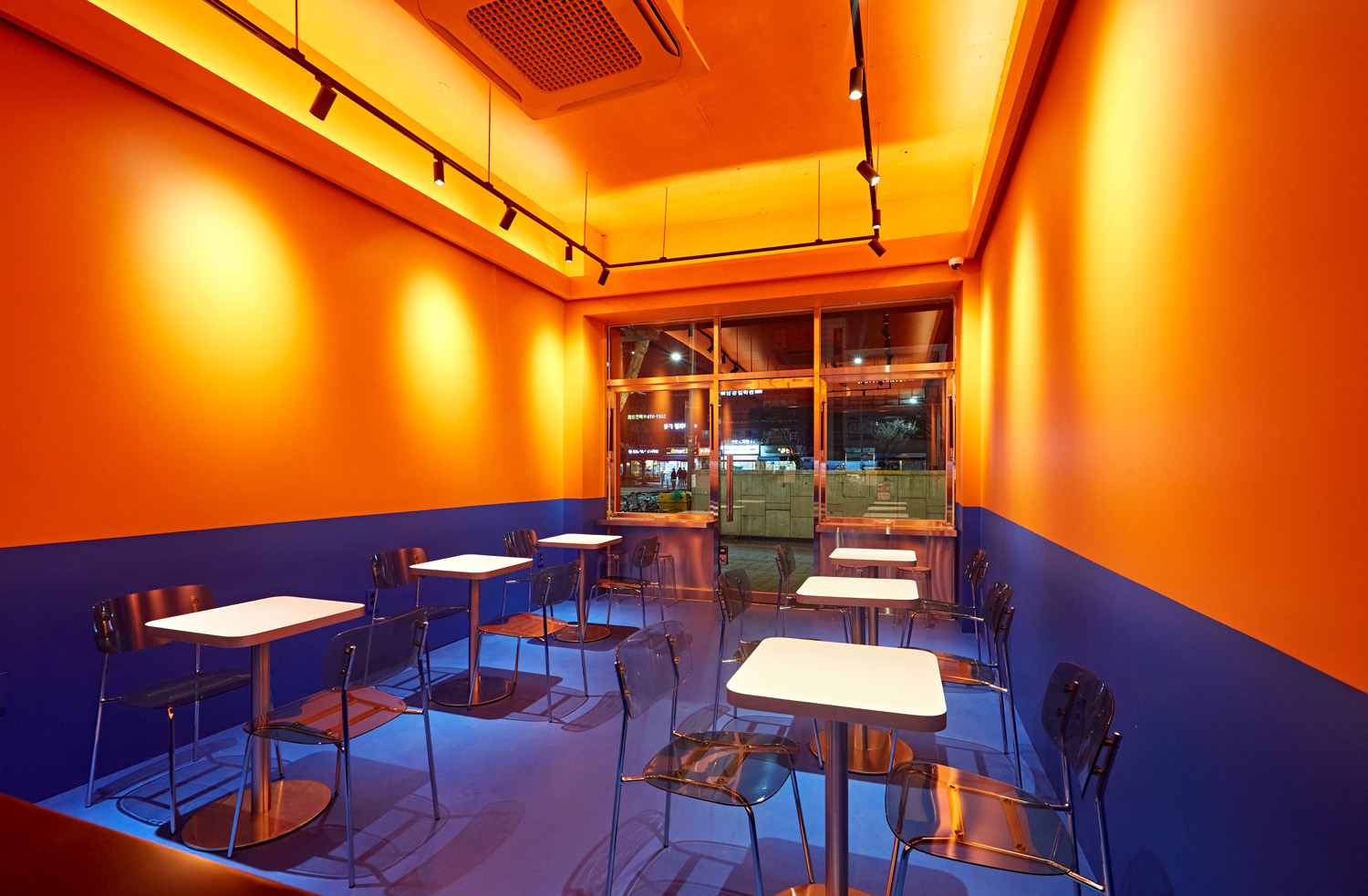 色彩斑斓的咖啡厅 | 迷你咖啡馆的室内设计魅力-6