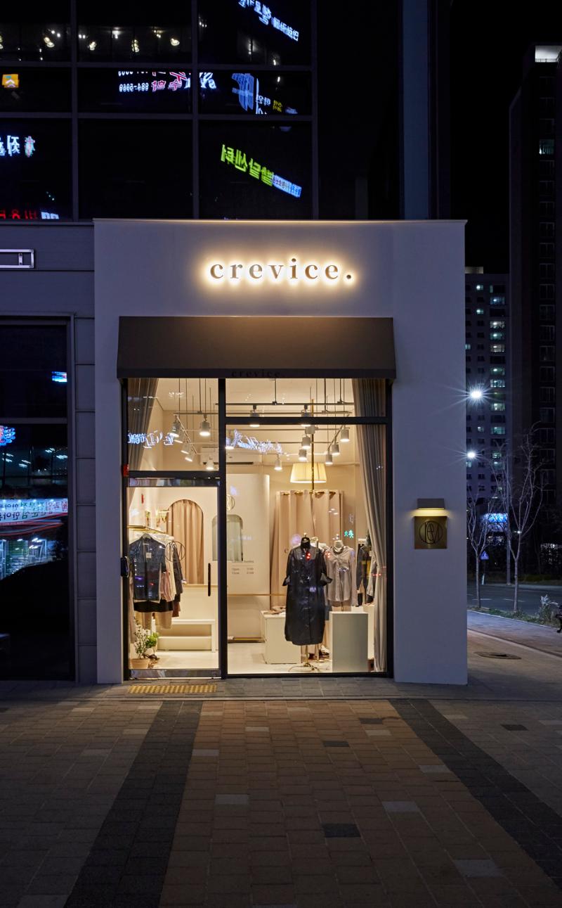 简约时尚的六平米服装店设计-14