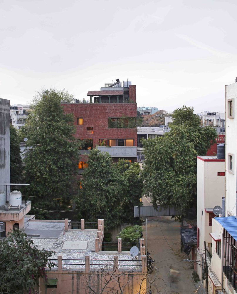 砖墙面纱 · 新德里拥挤社区中的宁静绿洲-58