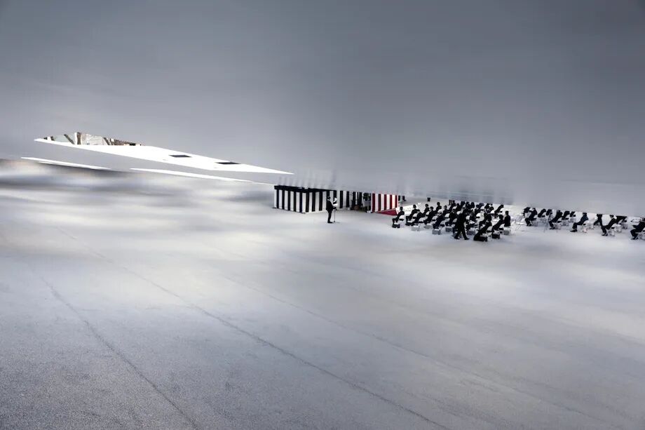 日本“最空白”建筑！无墙无柱无固定用途，59扇天窗让雨水阳光随意进出！网友：躺着发呆都变浪漫了-108