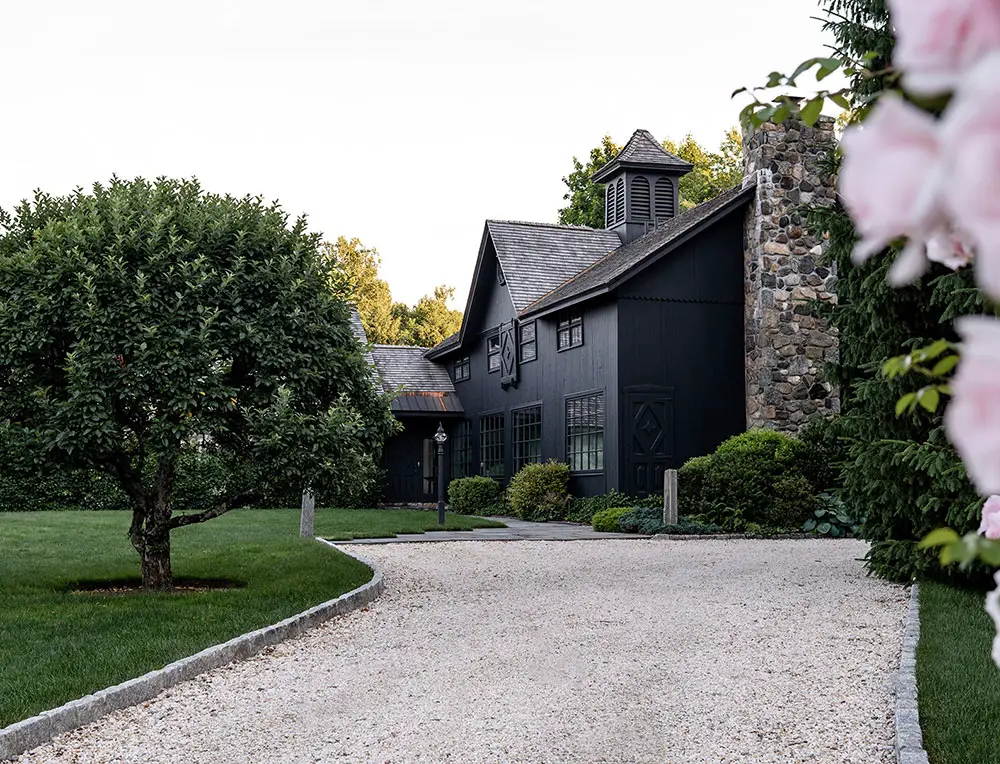 明亮与黑暗的碰撞 | Connecticut 北美风格住宅设计-1