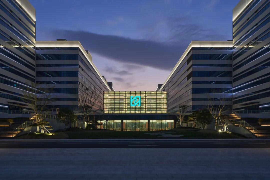 匀光线条灯，为华海药业园区打造简约舒适夜景-33