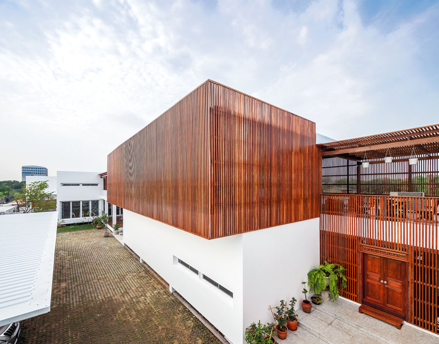 บ้านปูนผสมไม้ สไตล์โมเดิร์นที่เปิดใต้ถุงโล่งแบบไทยๆ-บ้านและสวน-1