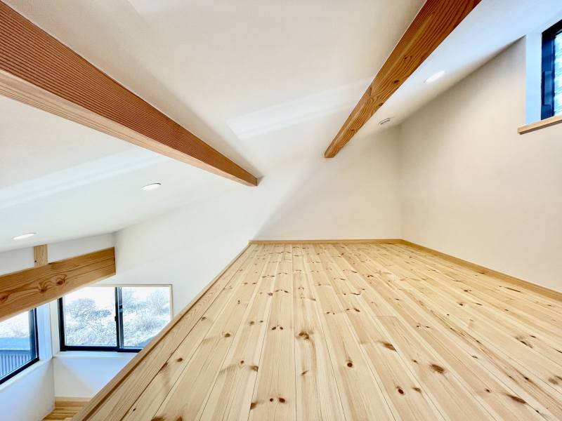 富士山一望！2阶Living的太阳能系统微风自然素材住宅丨探彩工房建築設計事務所-32