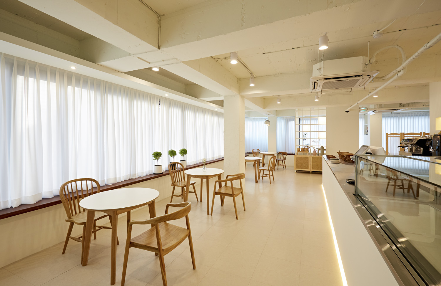 "白色与木质，打造 25 平米极简咖啡厅空间"-5
