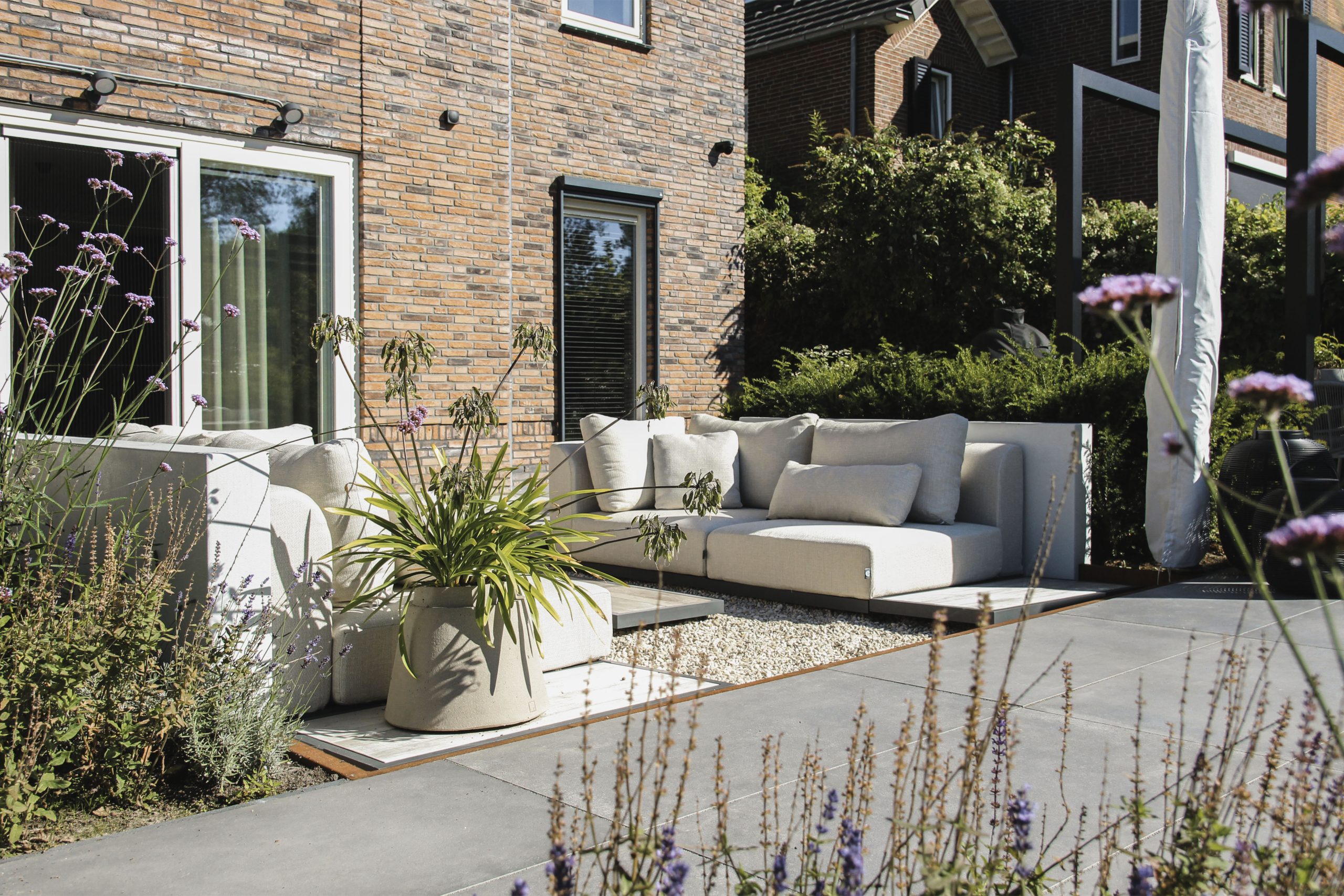 Tuin make-over met een overkapping, tuinmeubelen & zwembad-10