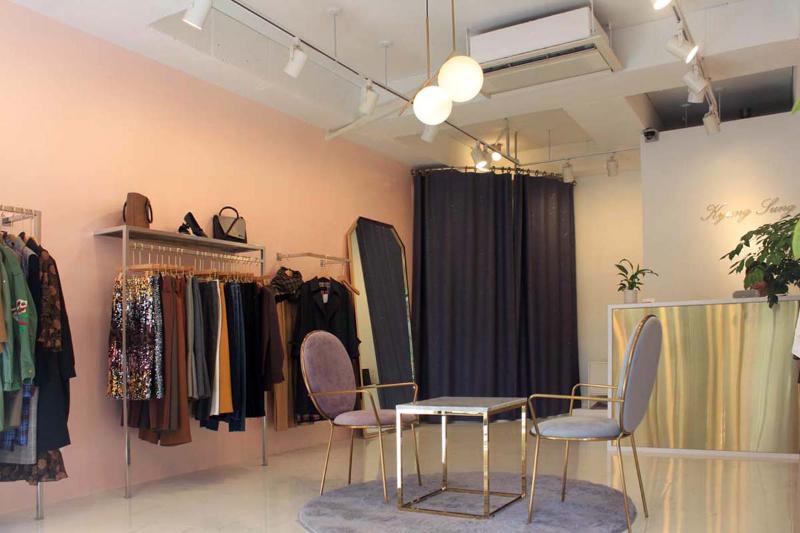 简约时尚的粉金服装店设计-6
