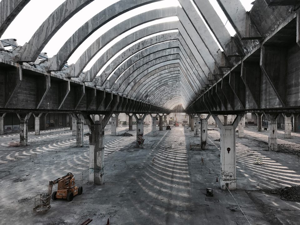 西班牙旧工厂翻新,韵律几何新风貌-9