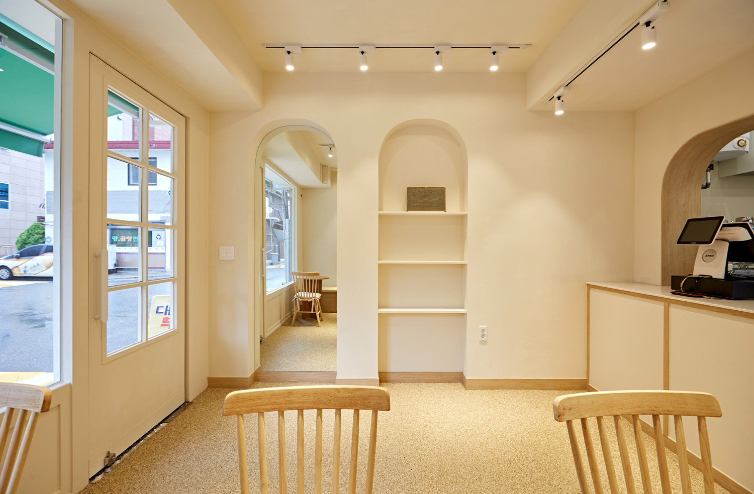 白色与木质，打造 10 平米精致空间-10