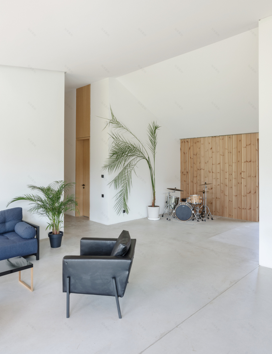 House With Four Roofs / GAISS-31