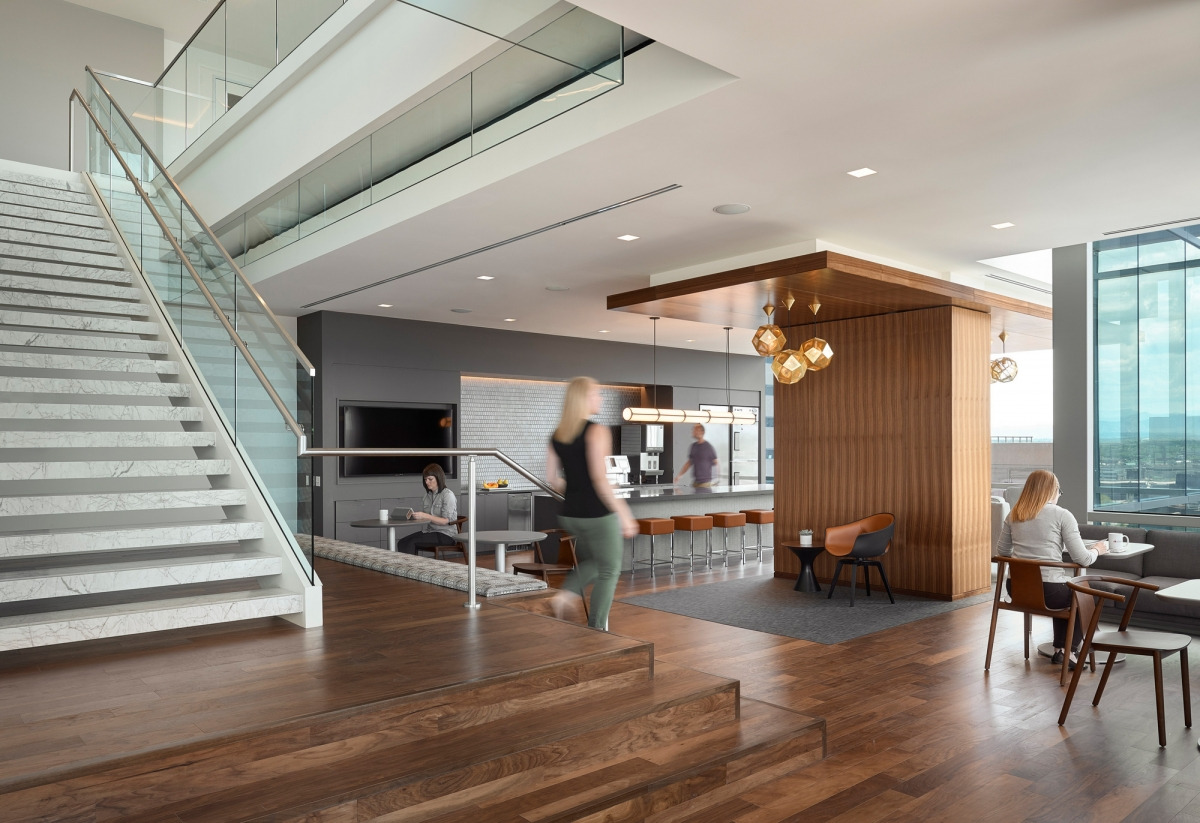 Cushman & Wakefield Denver 办公室 - 酒店式接待空间与开放式办公环境-13