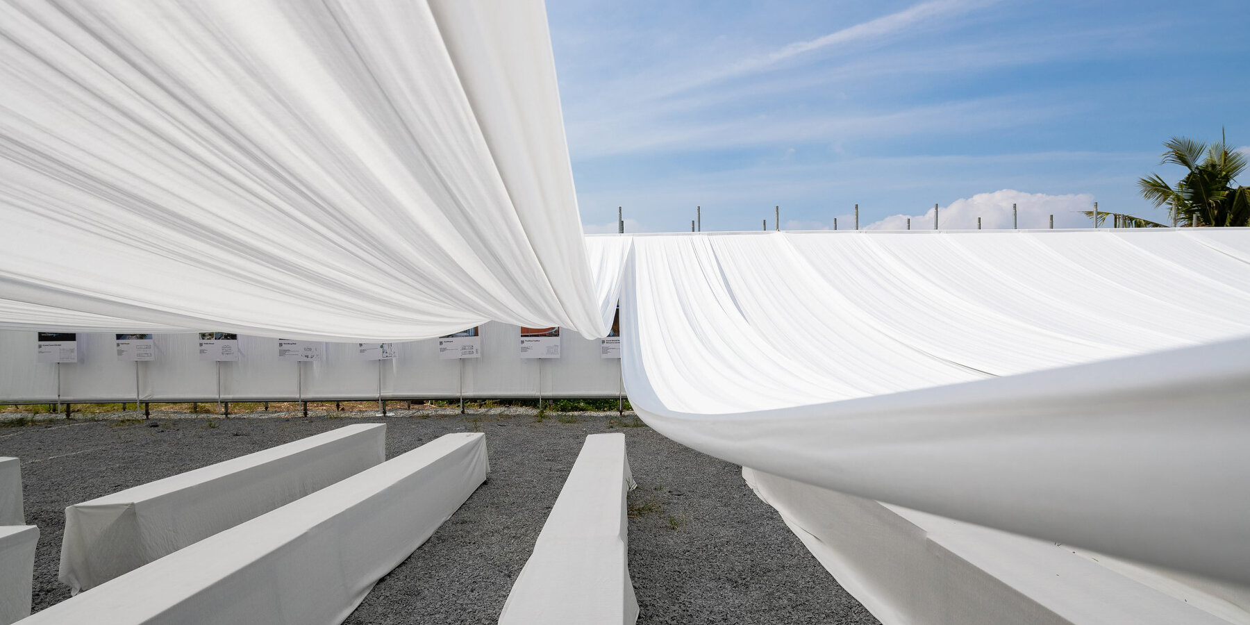 越南 Ashui 奖临时展厅 | 流动的白色幕布,自然与文化的交融-0