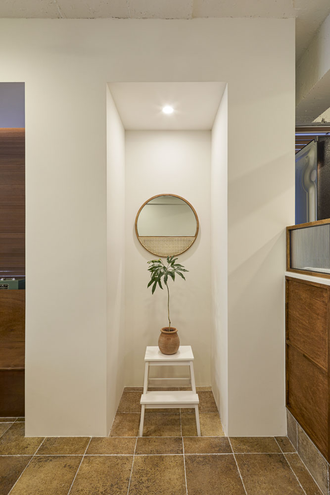 21 平米咖啡店，白色与木纹的温馨空间-14