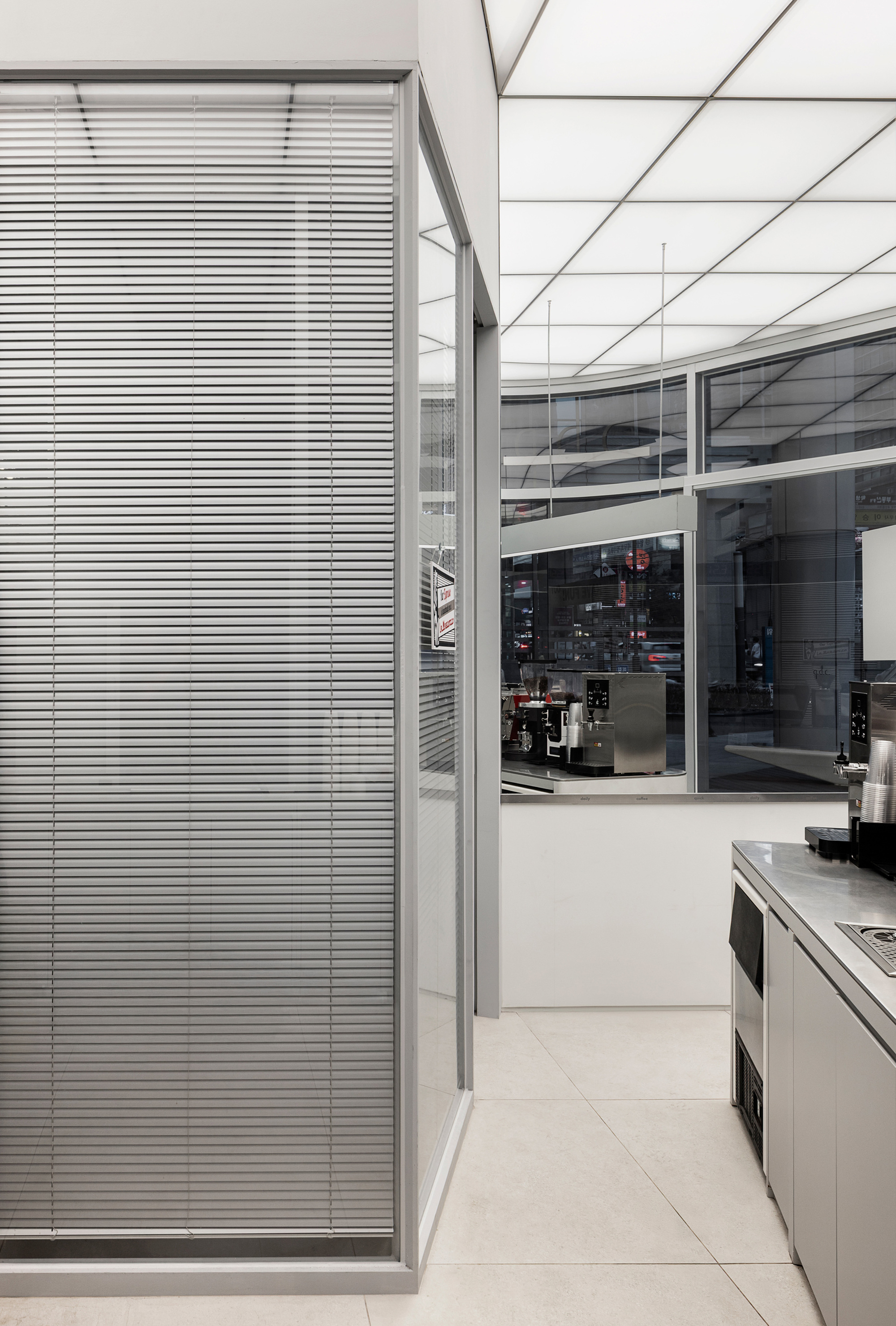 江南QDC

注：q·d·c可能是特定名称、缩写等，由于缺乏更多背景信息，只能按照原样呈现 丨韩国首尔丨Indiesalon-16