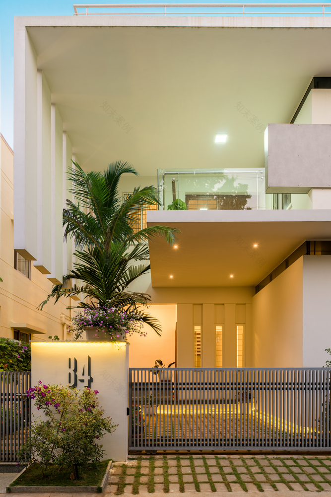 树拥抱者 · 印度班加罗尔的自然现代住宅-36