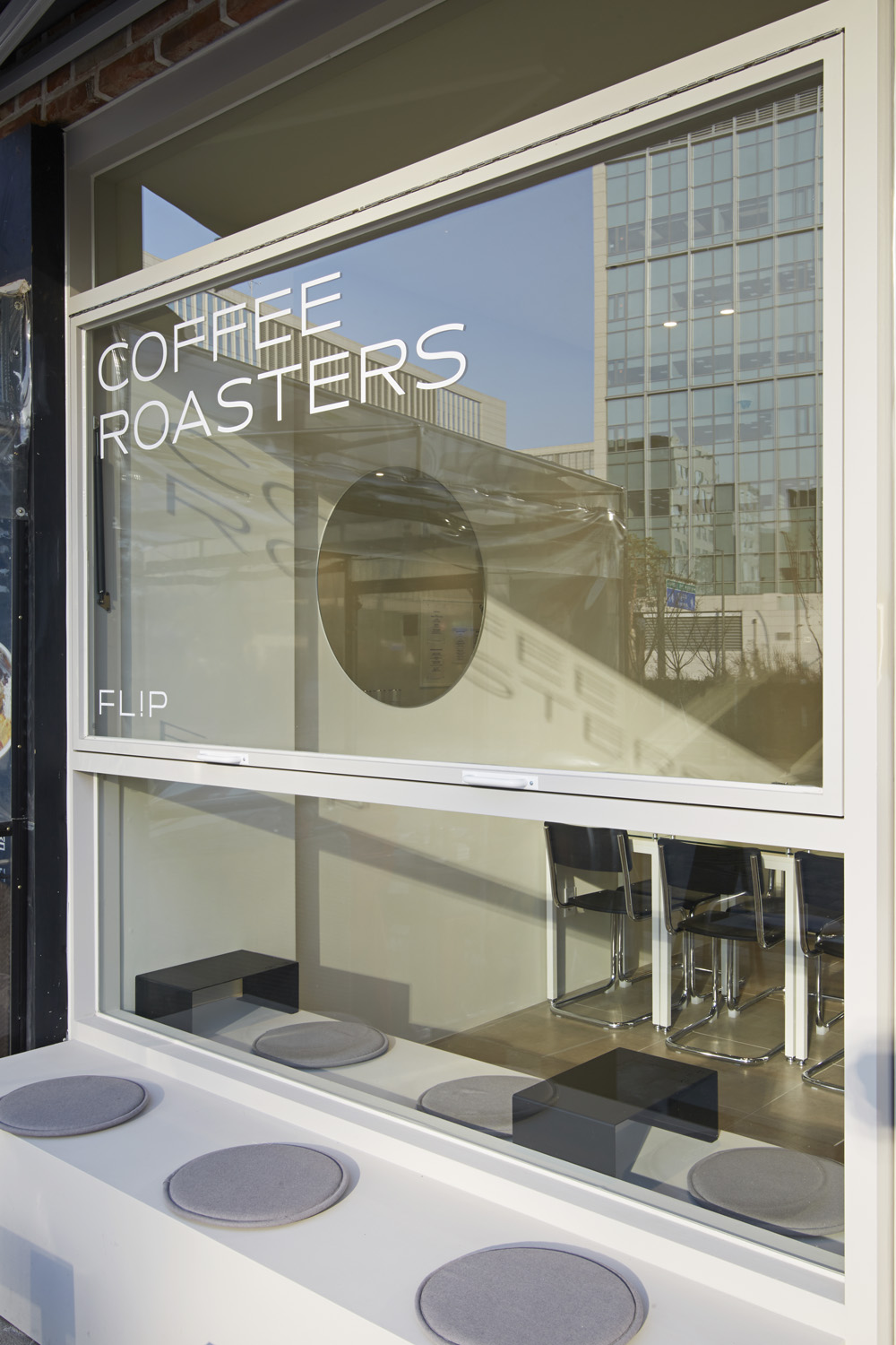 13 平米极简咖啡厅 | 小空间的大设计-14