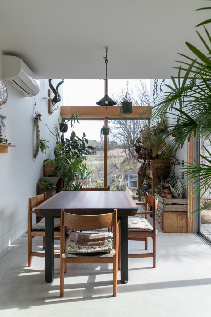 高台から緑豊かな公園を望む　緑の専門家夫妻が建てた 星型の実験住宅 | Green | 100%LiFE-0