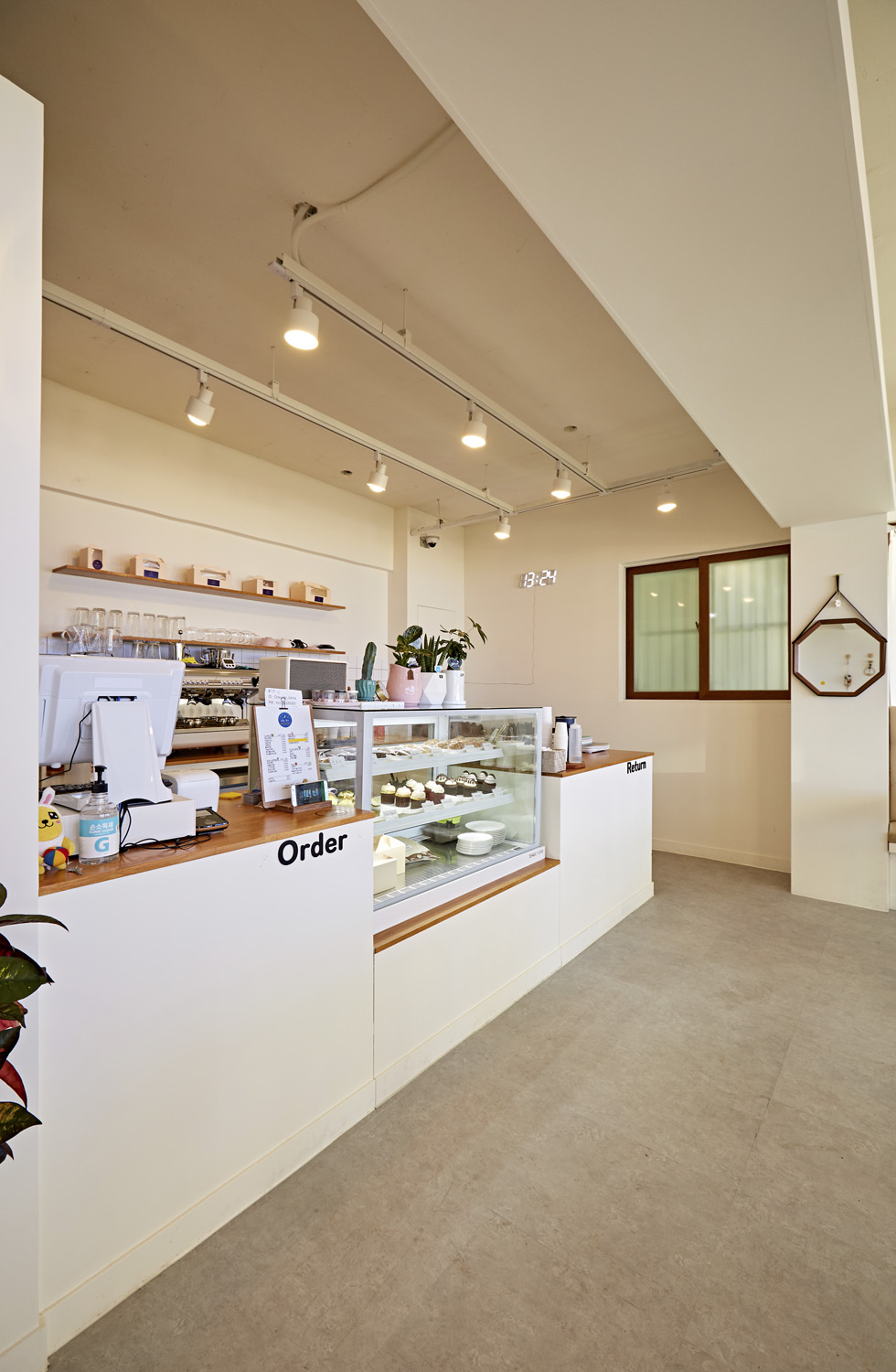 简约白调 16 坪咖啡厅 设计报价案例-15