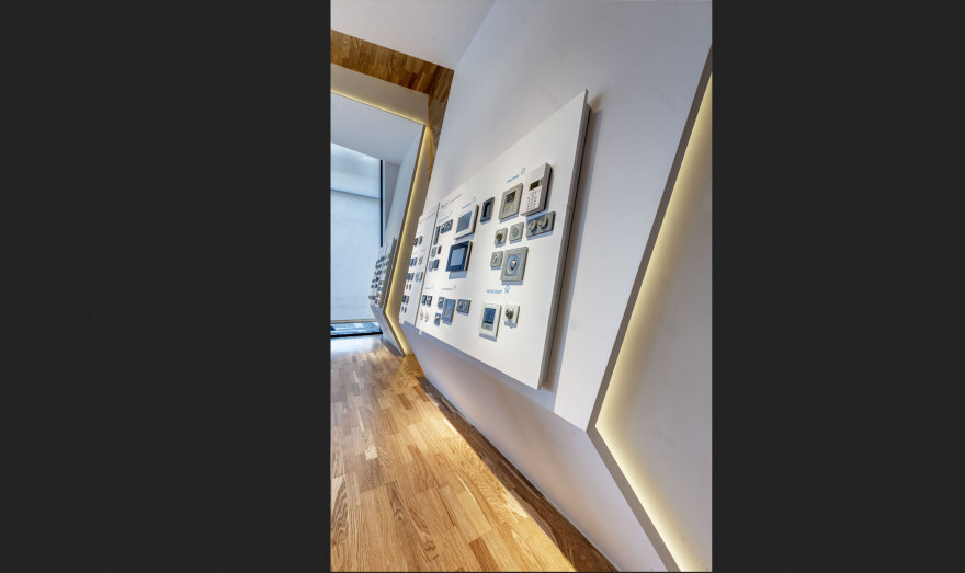 金线楼梯串联的创新展示空间-22