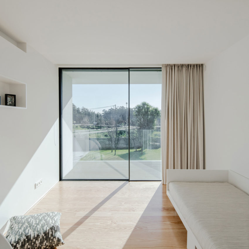 葡萄牙现代白色家居,融入自然美景-39