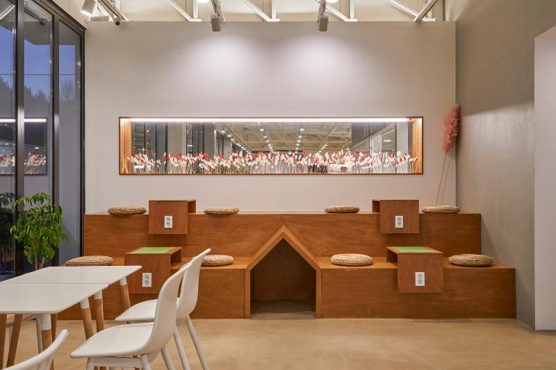 明亮温馨 60 平宠物咖啡厅设计-12