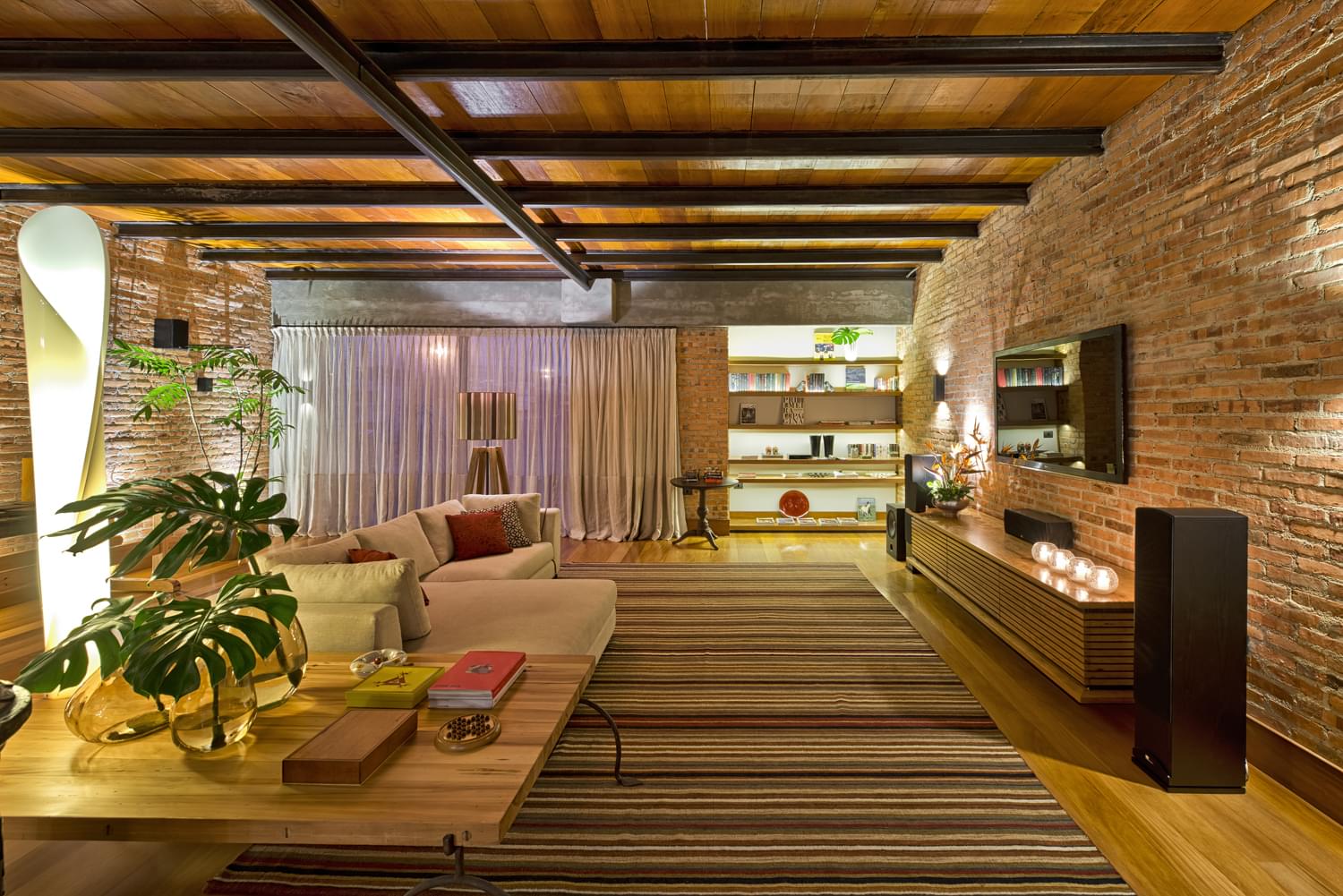 巴西工业风 Loft 住宅设计-6