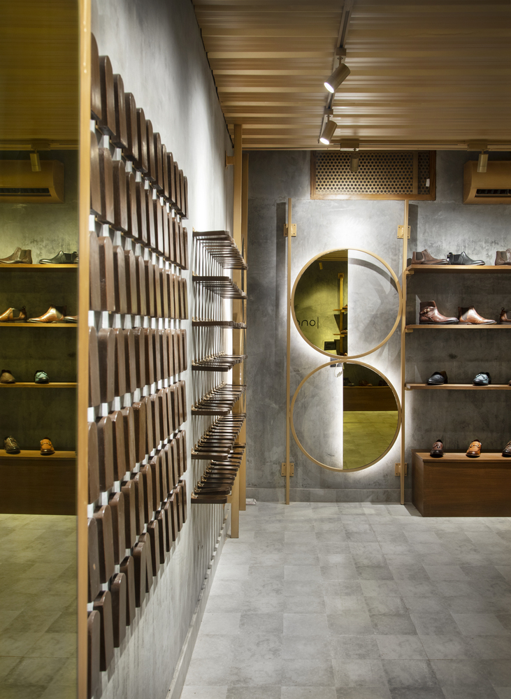 融合建筑美学的奢华鞋店设计-37