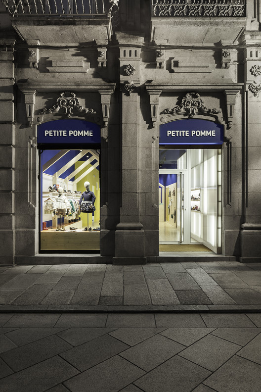 小镇中心的现代购物体验-2