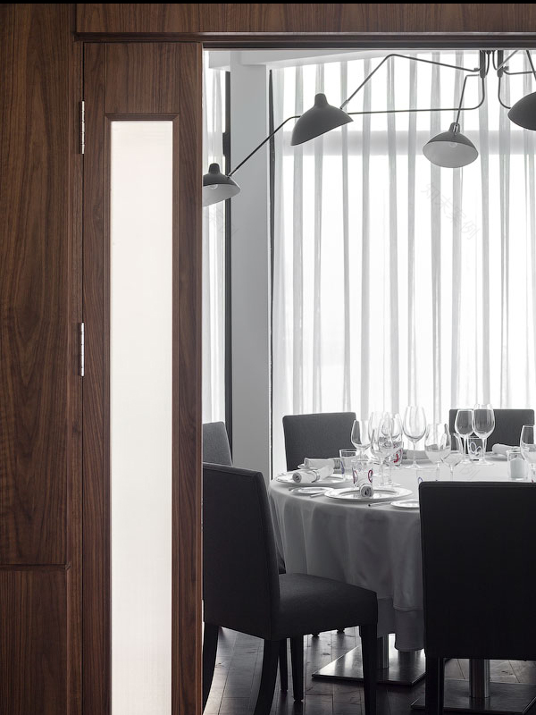 莫斯科 Semifreddo 餐厅 | 砖墙裸露,简约精致-32