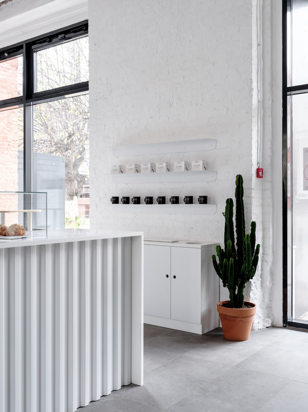 纯白极简魅力 Bloom n Brew 甜品-酒吧  Asketik Studio-11