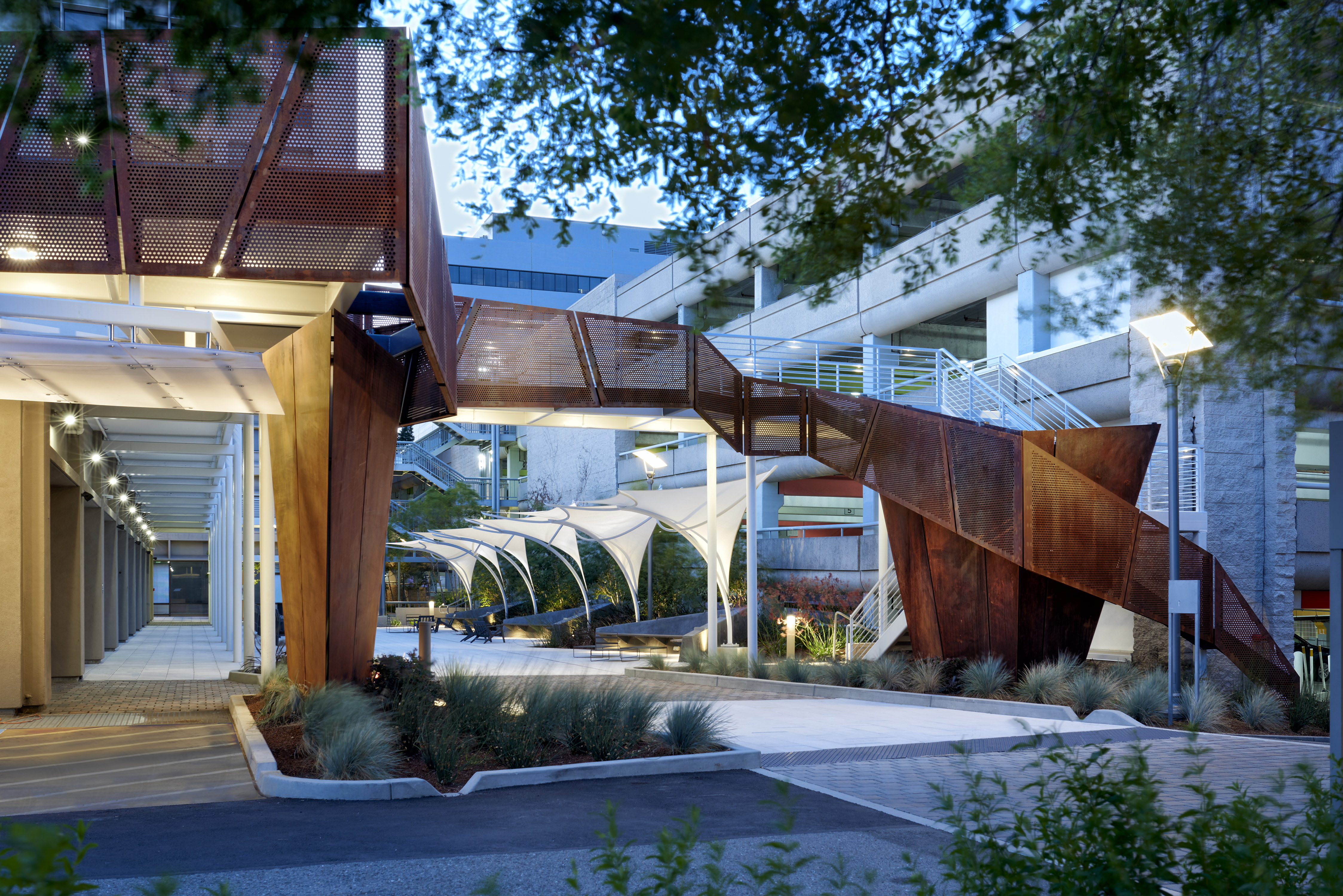 Corten Ribbon | Walnut Creek 的锈色钢铁艺术入口-10