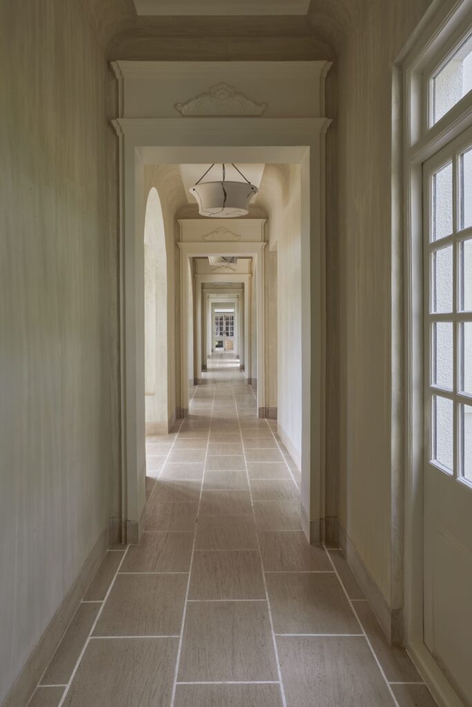 鸡蛋花庄园
注:Frangipani常见指鸡蛋花 ,Estate有庄园、地产等意思,结合语境这里翻译为鸡蛋花庄园较为合适 丨FADD Studio-19