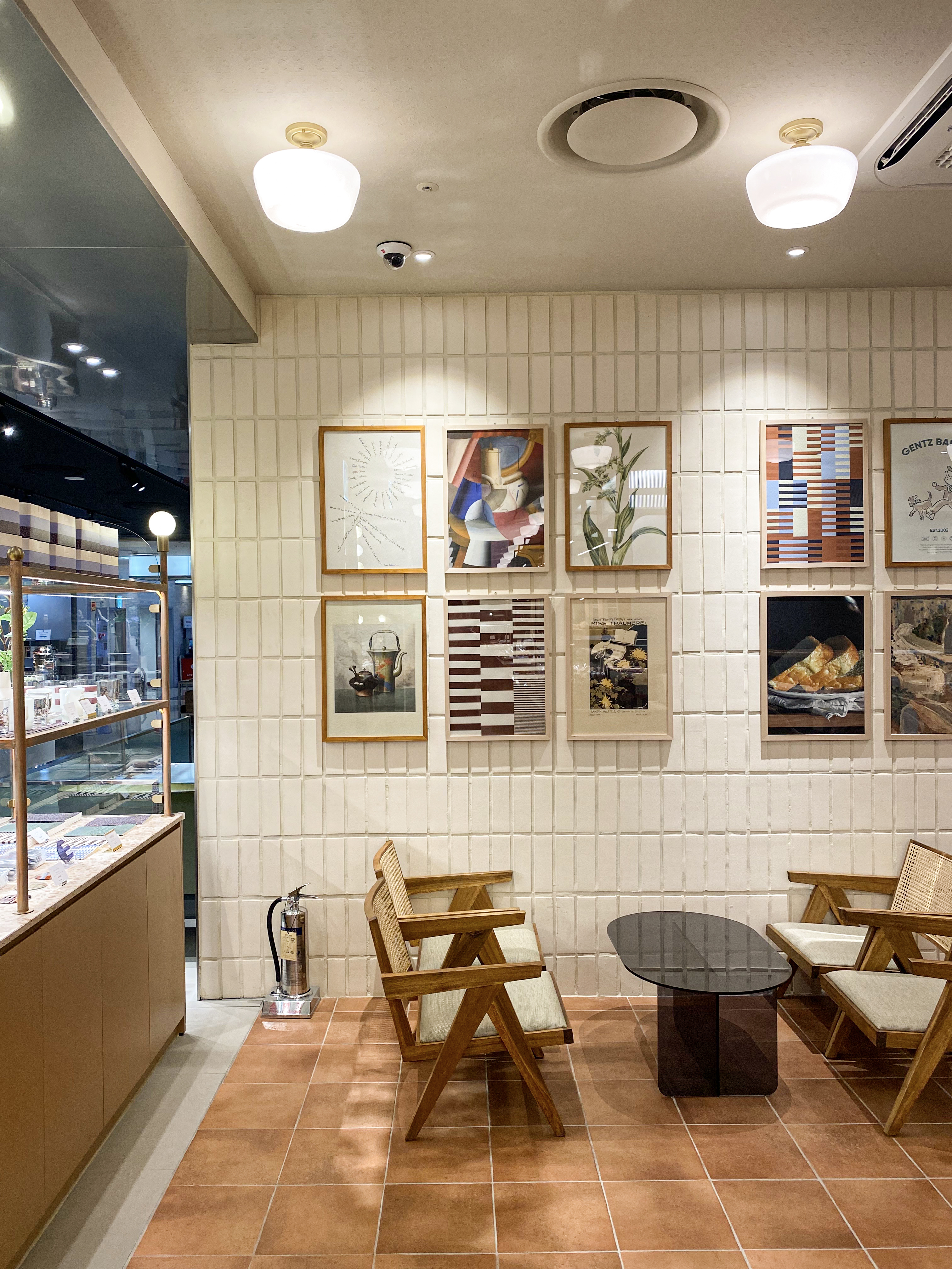 85 平米小空间，极简设计师的巧妙布局-13