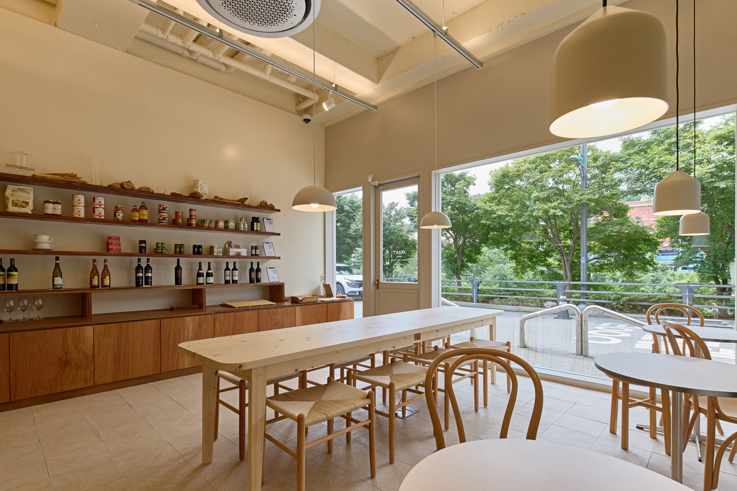 18 坪白色与木质调的休闲 Brunch 咖啡厅设计-6