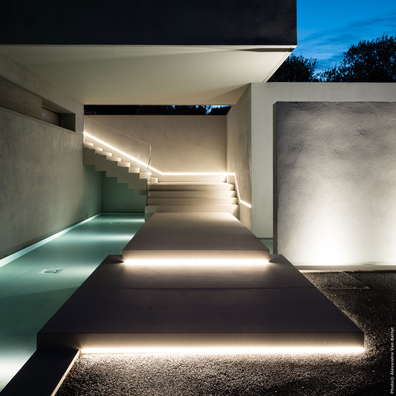 法国 Ramatuelle 现代住宅 | 玻璃墙、游泳池、艺术装饰-31