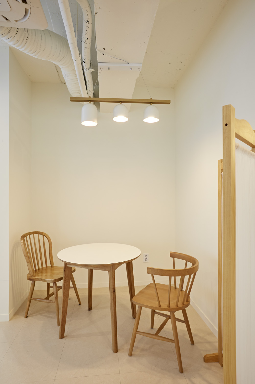 "白色与木质，打造 25 平米极简咖啡厅空间"-10