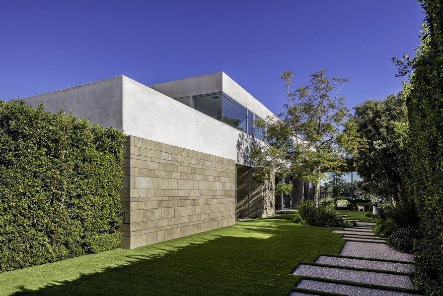 Pacific Palisades House Features Large Open Spaces-12