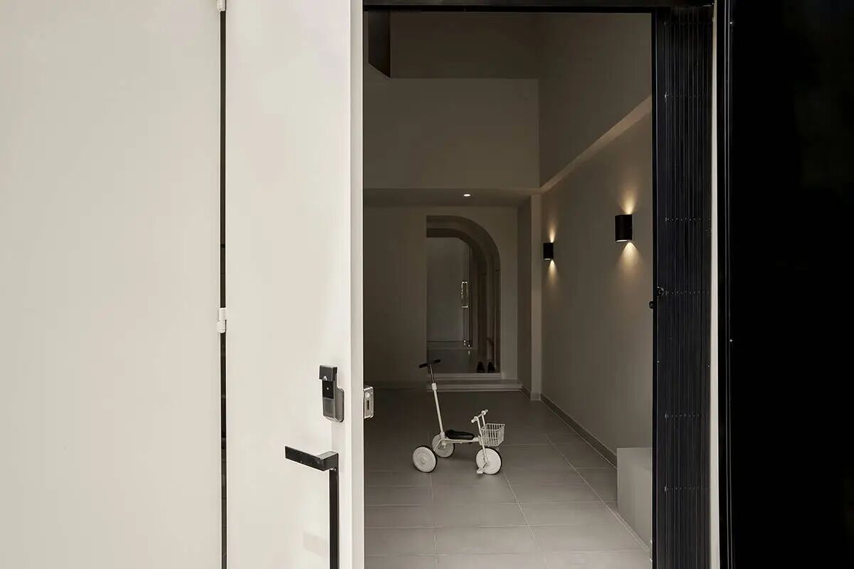 White Oasis窄长宅设计-23