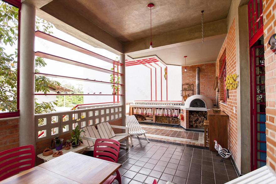 巴西 Dobra Arquitetura 打造舒适休闲住宅 | Varanda da Pita e do João-3