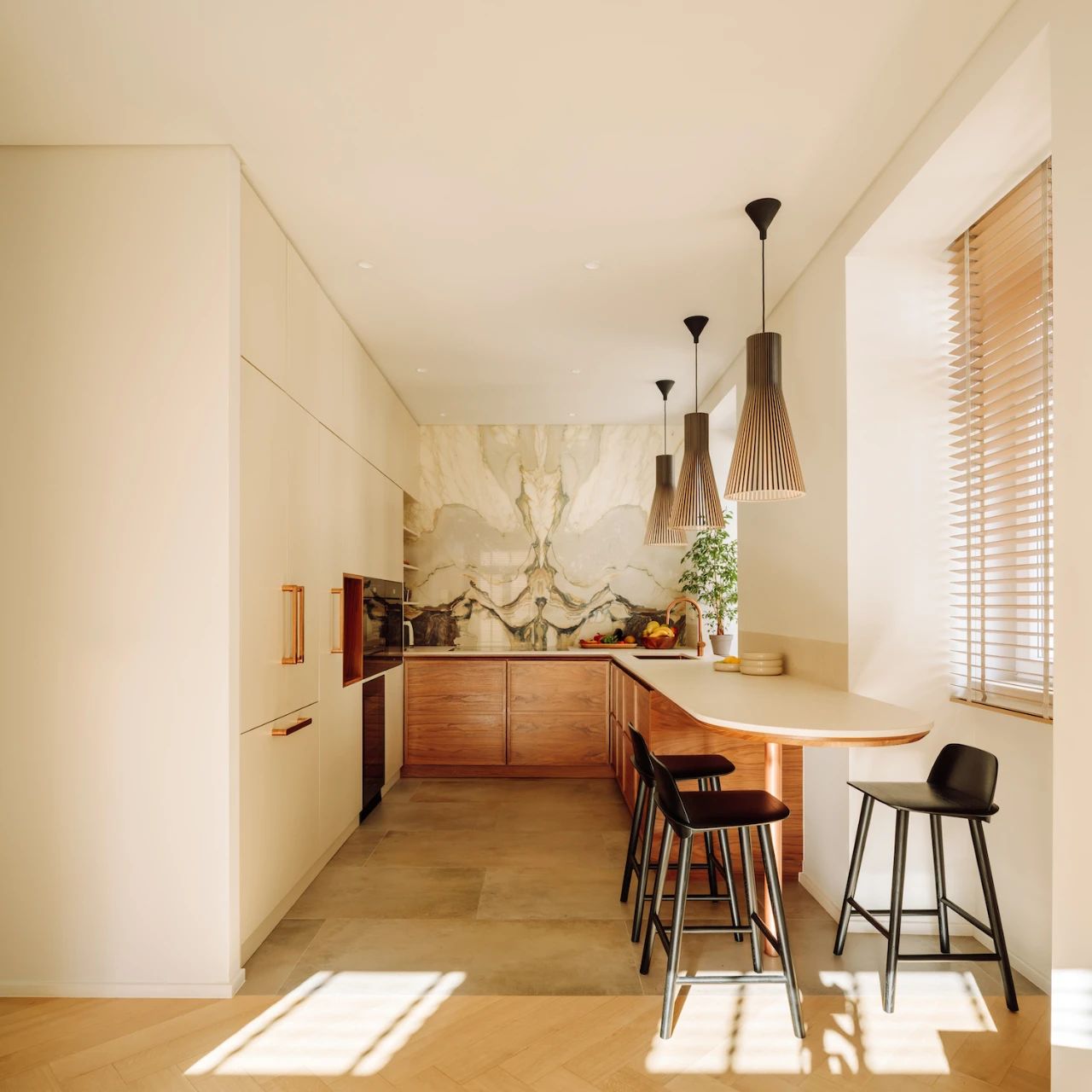 美国现代复古混搭平层设计案例丨葡萄牙里斯本丨Maison Amarande-1