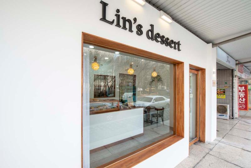 白色调 9 坪甜点店，木质点睛之美-10